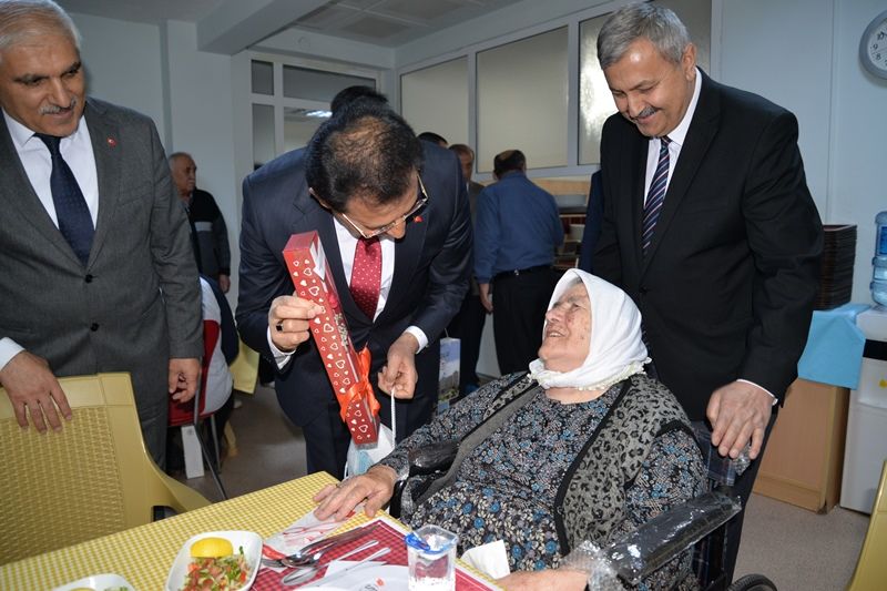 Vali Ümit iftar sofrasında huzurevi sakinleriyle buluştu