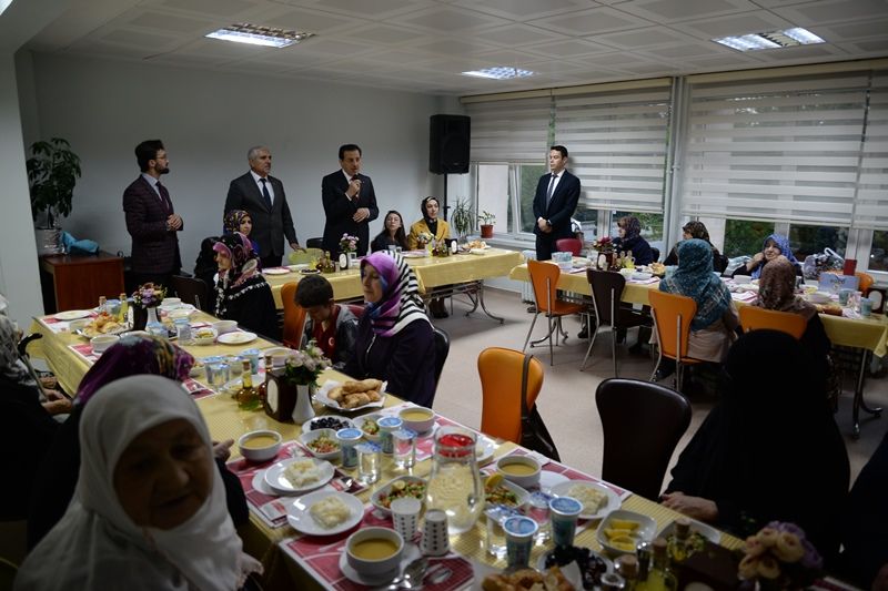 Vali Ümit iftar sofrasında huzurevi sakinleriyle buluştu