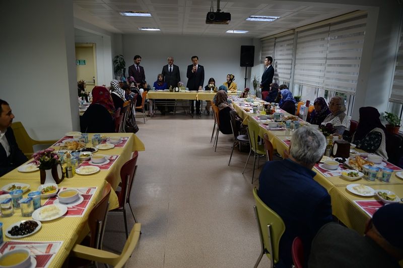 Vali Ümit iftar sofrasında huzurevi sakinleriyle buluştu