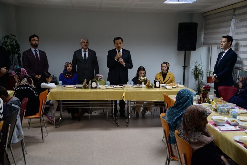 Vali Ümit iftar sofrasında huzurevi sakinleriyle buluştu