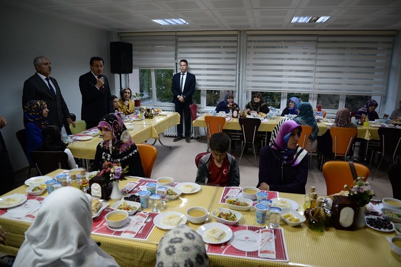 Vali Ümit iftar sofrasında huzurevi sakinleriyle buluştu