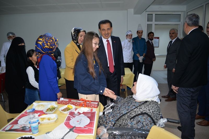 Vali Ümit iftar sofrasında huzurevi sakinleriyle buluştu