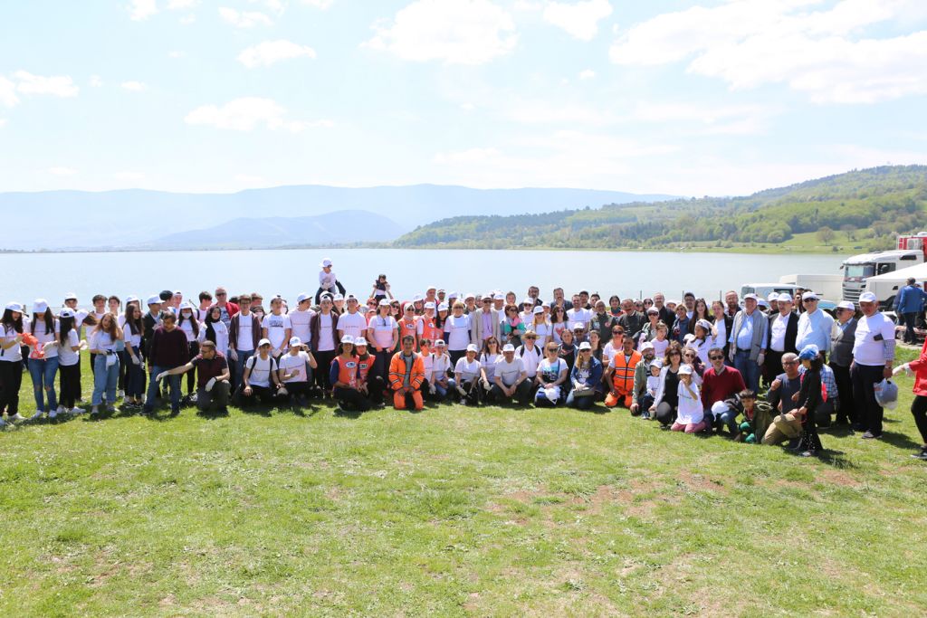 Yüzlerce gönüllü Gölköy Barajı'nda çöp toplayıp temizlik yaptı