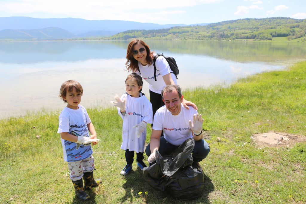 Yüzlerce gönüllü Gölköy Barajı'nda çöp toplayıp temizlik yaptı