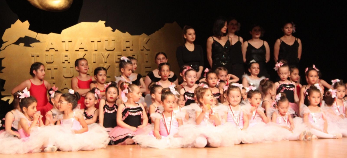 Minik balerinler sahnede