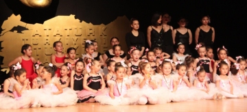 Minik balerinler sahnede