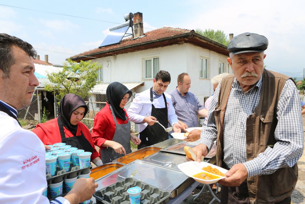 Bir kap sıcak yemek, zor günde bir omuz...