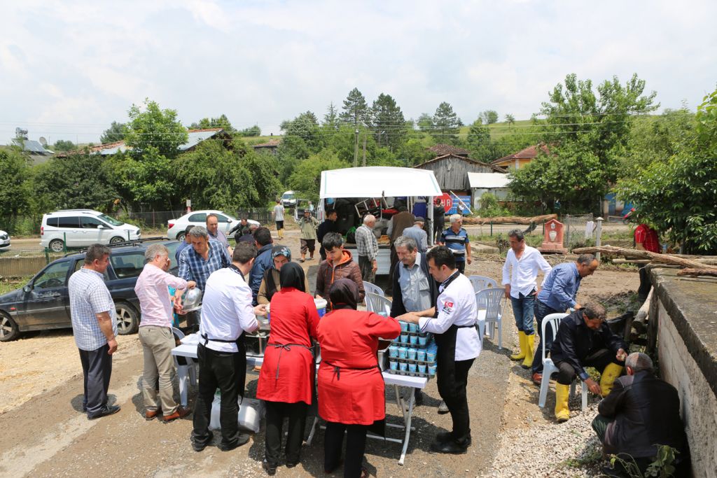 Bir kap sıcak yemek, zor günde bir omuz...
