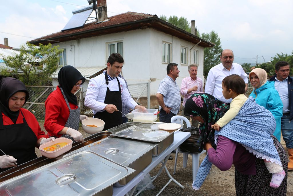 Bir kap sıcak yemek, zor günde bir omuz...