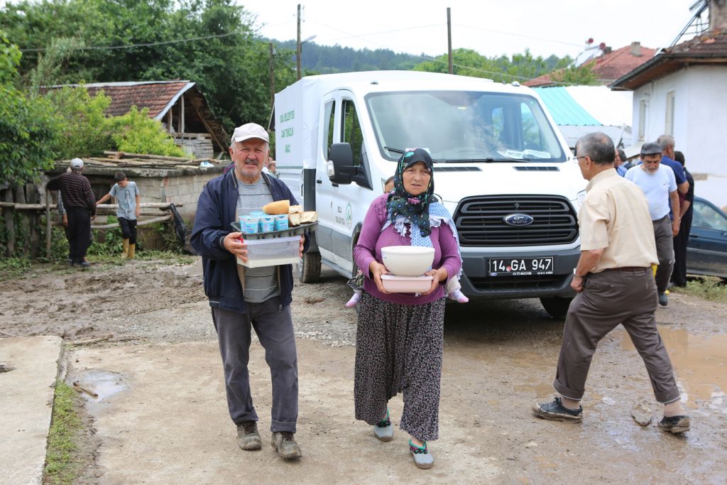 Bir kap sıcak yemek, zor günde bir omuz...