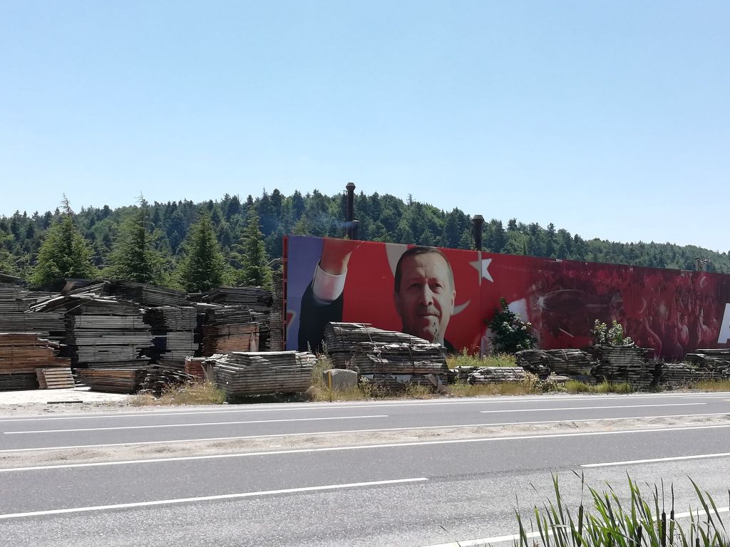 Yasağı Erdoğan Pankartıyla mı Gizliyor?