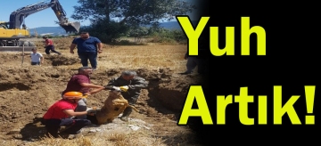 Kapağı çalınan kanalizasyona düştüler