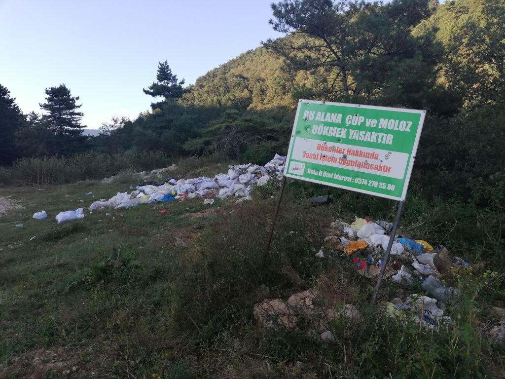 UYARI LEVHASINI HEDEF TAHTASINA ÇEVİRDİLER!
