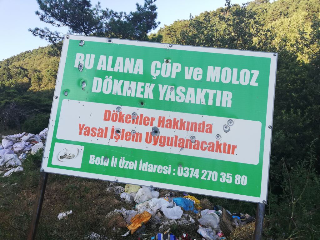 UYARI LEVHASINI HEDEF TAHTASINA ÇEVİRDİLER!