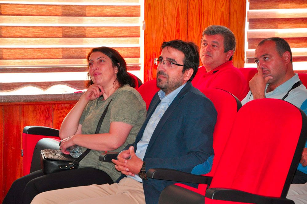 İlk ders öğretmenlere ve velilere