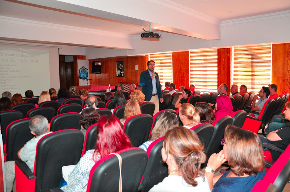 İlk ders öğretmenlere ve velilere