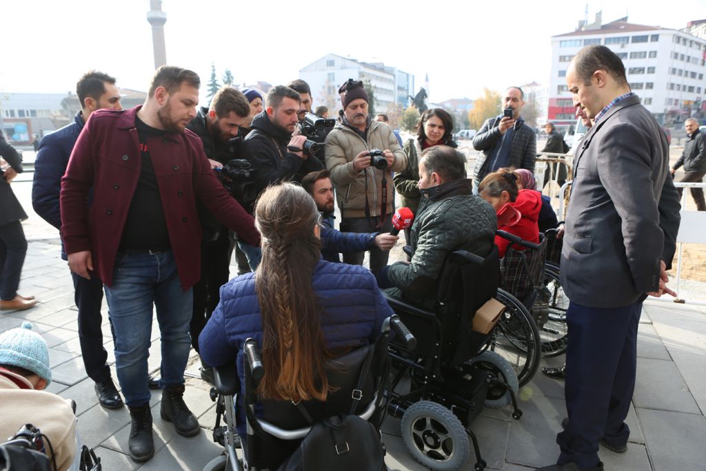 Başkan Özcan akülü engelli aracı ile incelemelerde bulundu