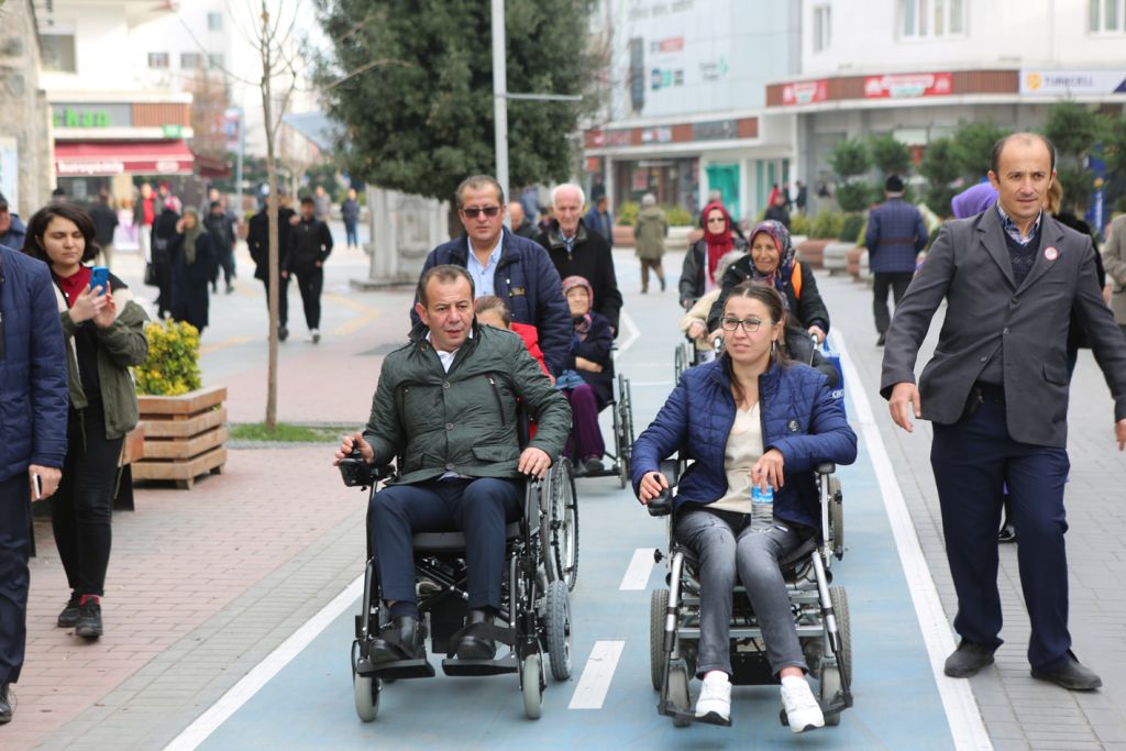 Başkan Özcan akülü engelli aracı ile incelemelerde bulundu