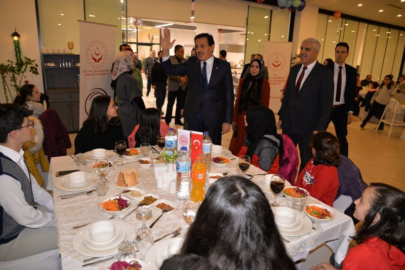 Vali Ümit ve Eşi Koruyucu Aileler ve Öğrencilerle Bir Araya Geldi