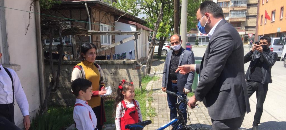 ÜLKÜ OCAKLARI ÇOCUKLARI YALNIZ BIRAKMADI