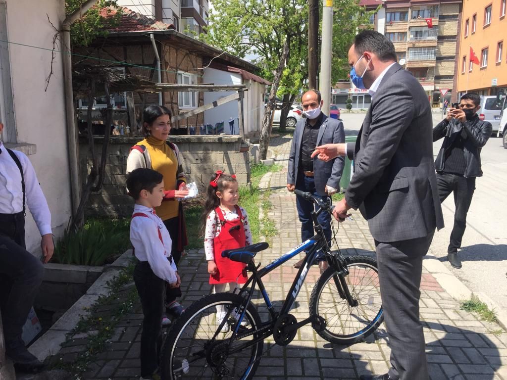 ÜLKÜ OCAKLARI ÇOCUKLARI YALNIZ BIRAKMADI