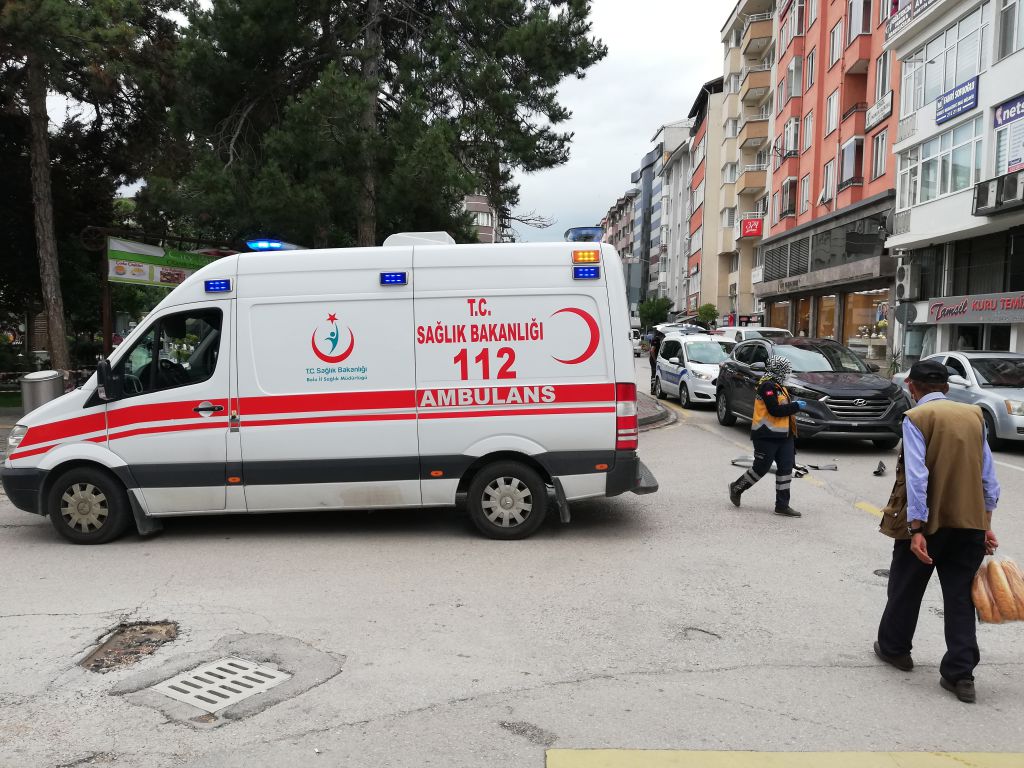 Ambulansa çarptı