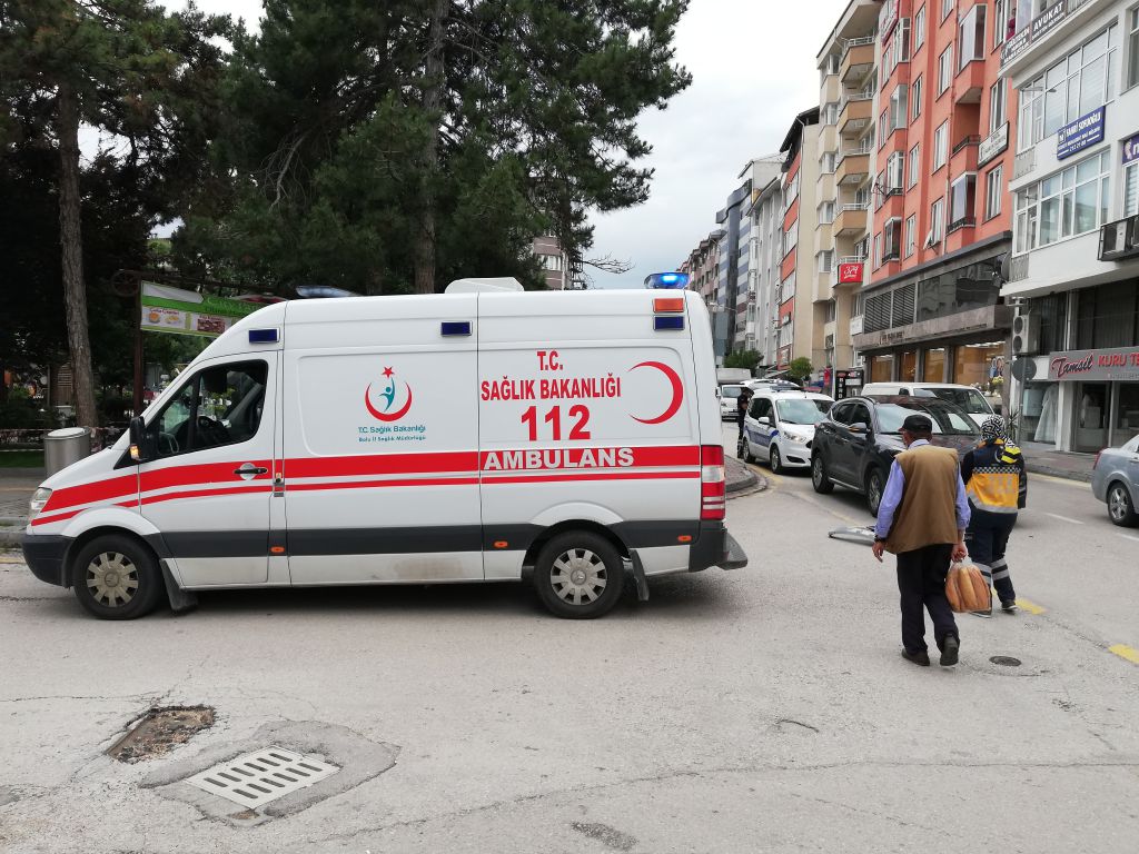 Ambulansa çarptı