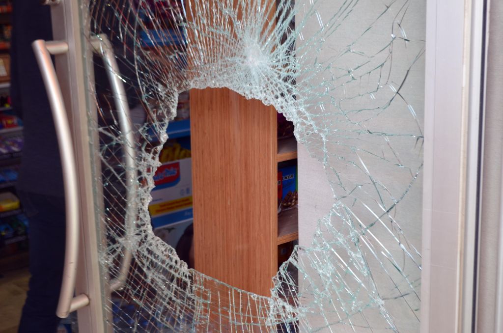 Bakkaldan hırsızlık yaptı, kameralara yakalandı