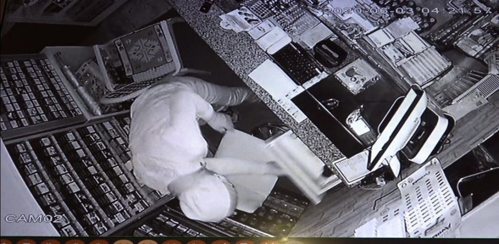 Bakkaldan hırsızlık yaptı, kameralara yakalandı