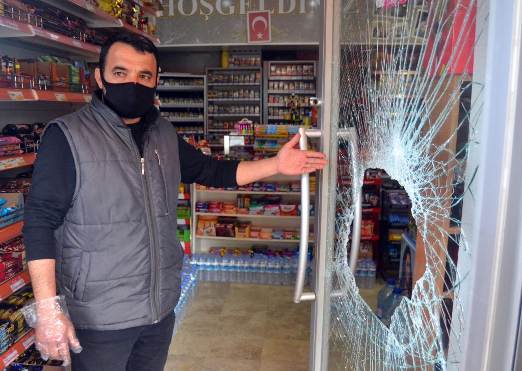 Bakkaldan hırsızlık yaptı, kameralara yakalandı