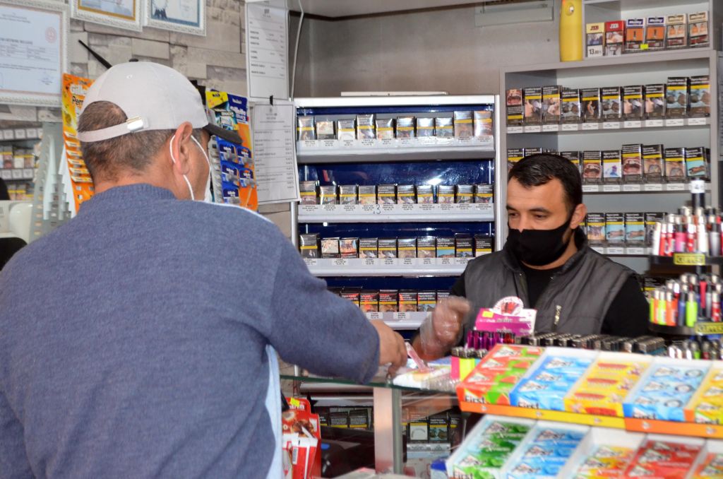Bakkaldan hırsızlık yaptı, kameralara yakalandı