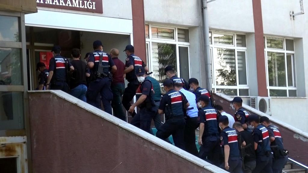 Baltayı taşa fena vurdular!