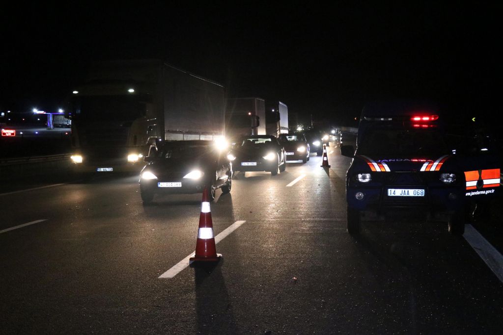 Bariyerlere çarpıp takla attı