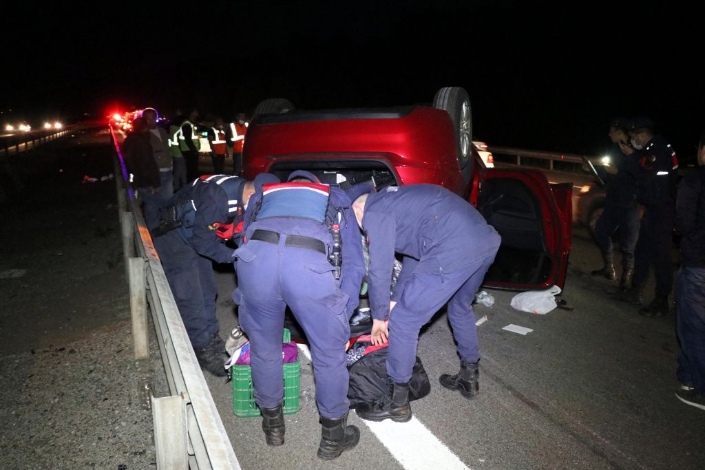 Bariyerlere çarpıp takla attı