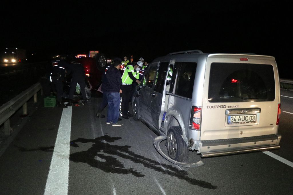 Bariyerlere çarpıp takla attı