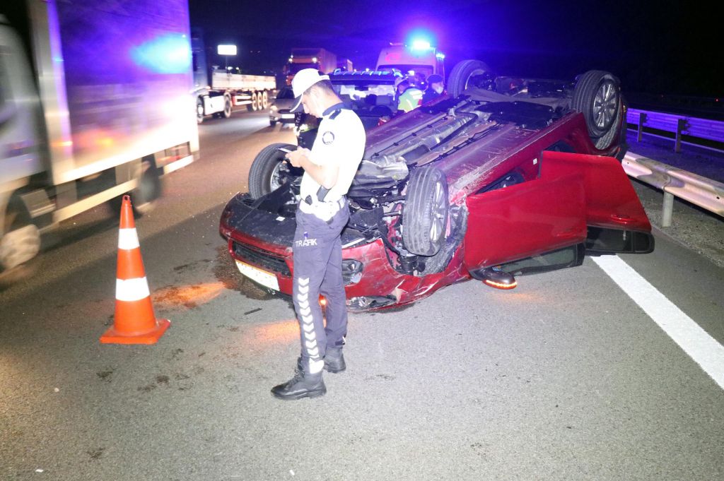 Bariyerlere çarpıp takla attı