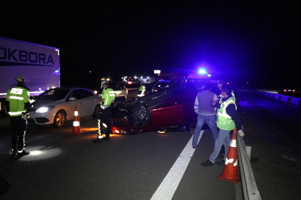 Bariyerlere çarpıp takla attı