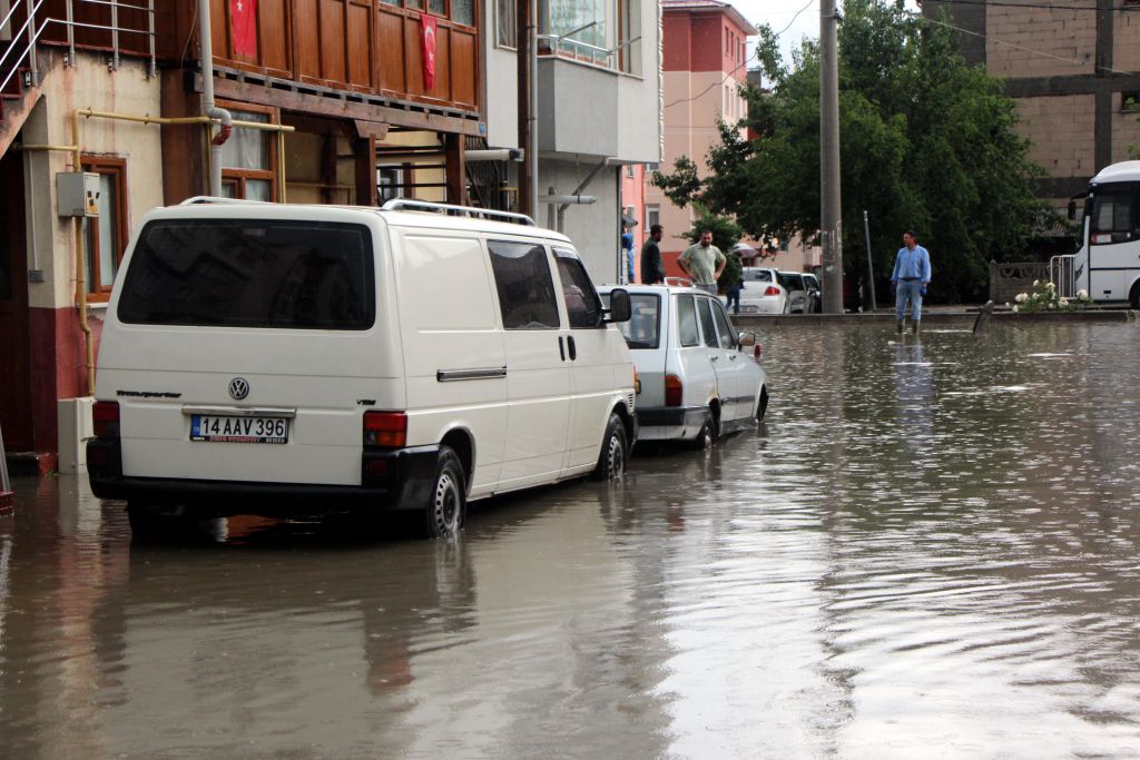 Bolu'yu sel aldı
