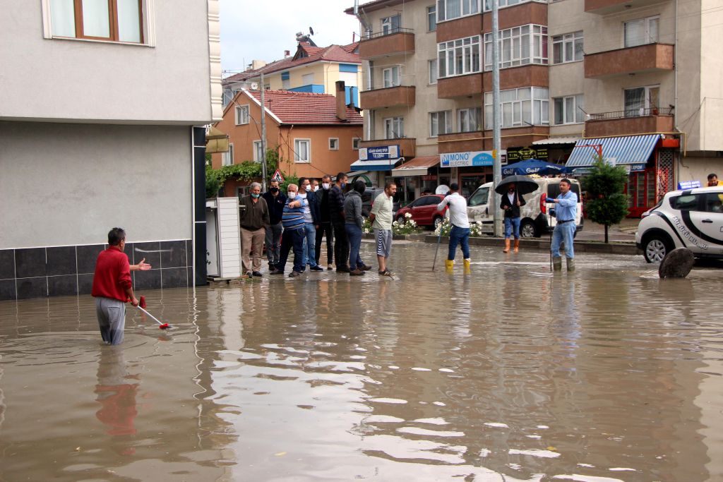 Bolu'yu sel aldı