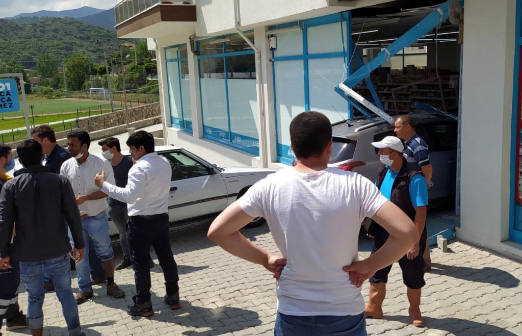 Markete arabayla daldı