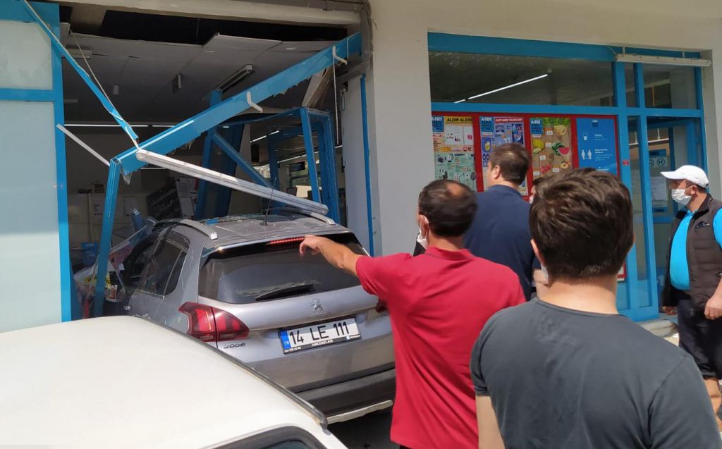 Markete arabayla daldı