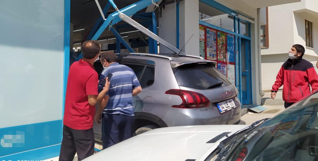 Markete arabayla daldı