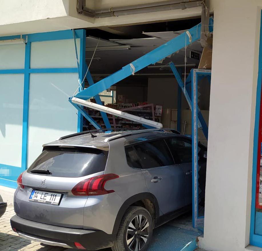 Markete arabayla daldı