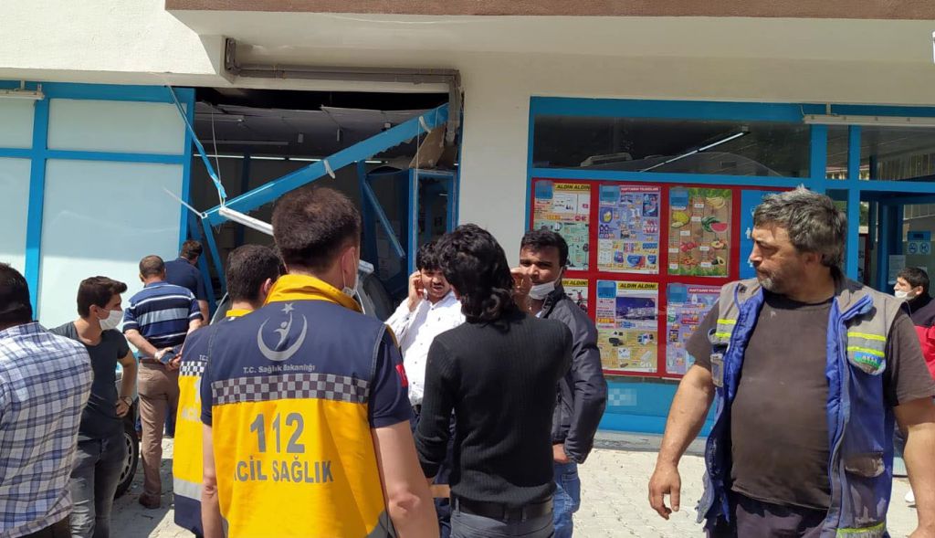 Markete arabayla daldı