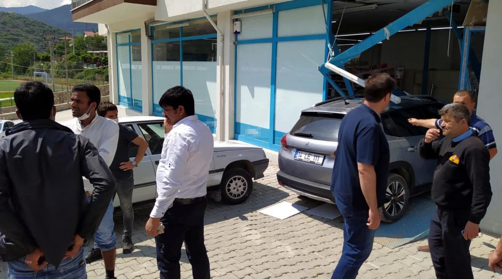 Markete arabayla daldı