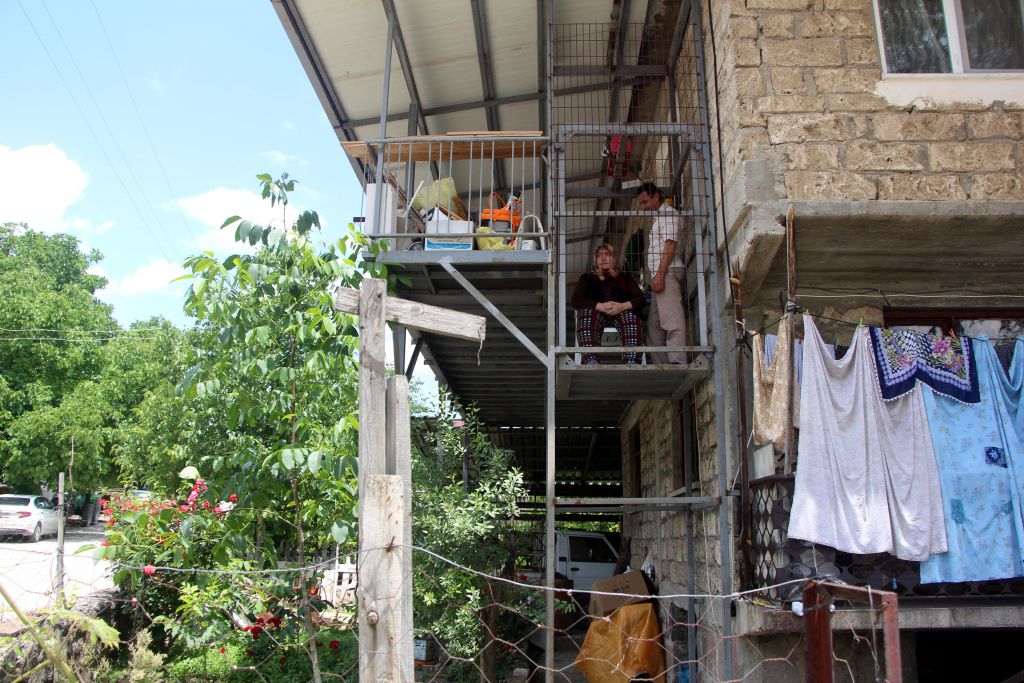 Ömrünü eşine adadı