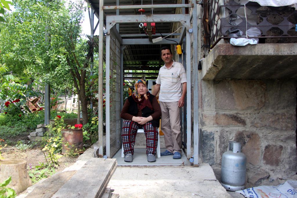 Ömrünü eşine adadı