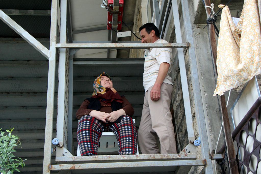 Ömrünü eşine adadı