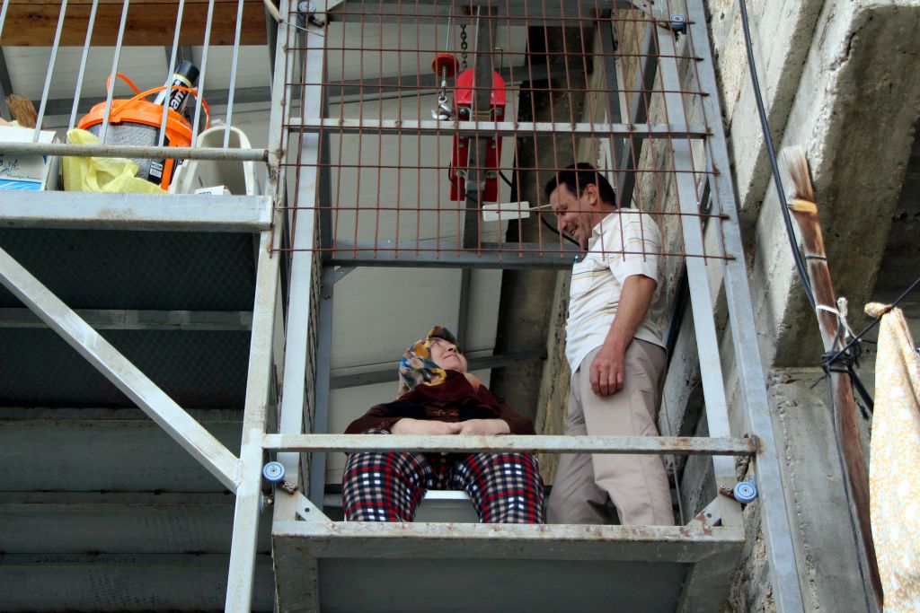 Ömrünü eşine adadı