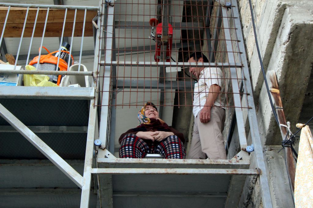 Ömrünü eşine adadı